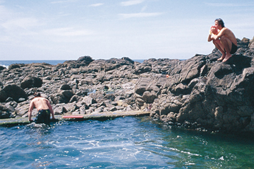 Why choose a holiday cottage from Classic Cottages - the image shows a seaside scene.